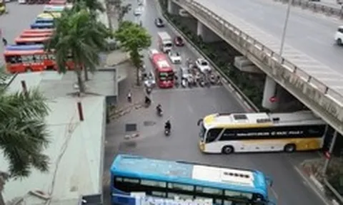 Khu vực bến xe Nước Ngầm sau khi xén dải phân cách