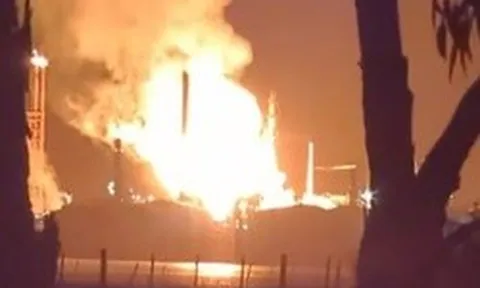 Úc: Nổ lớn và hỏa hoạn tại nhà máy lọc dầu, lực lượng cứu hỏa bất lực