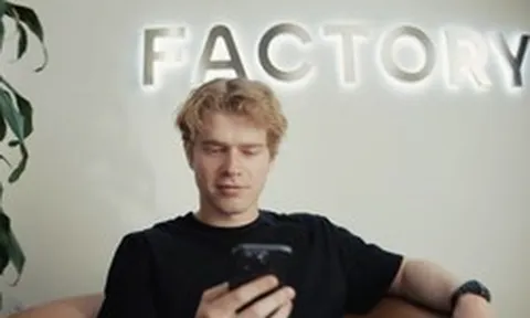 Bỏ học trường danh giá tại Mỹ vì lời thách của nhà đầu tư, người đàn ông này đang xây dựng một ‘đế chế’ tỷ USD, cạnh tranh trực tiếp với Open AI