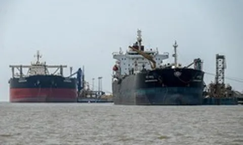 Để mua 2 triệu thùng dầu Iran dễ dàng, nền nước láng giềng của Trung Quốc phải 'nhờ' tới Bắc Kinh