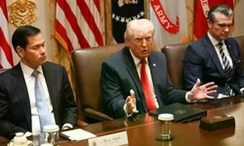 Iran phong toả eo biển Hormuz, Tổng thống Trump triệu tập họp khẩn tại Nhà Trắng