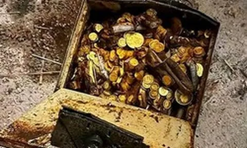 Anh thợ sửa ống nước sốc nặng khi nhặt được kho báu chứa 30kg tiền vàng