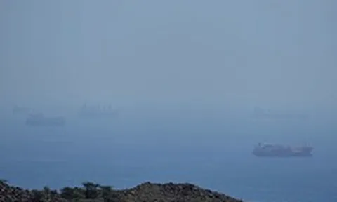 Iran nổ súng vào tàu container ở eo biển Hormuz