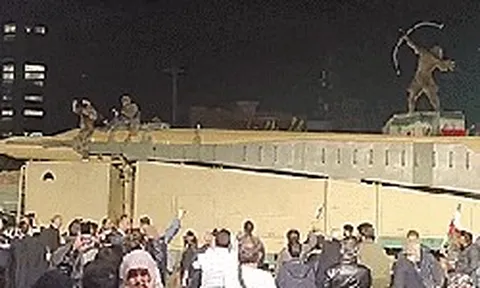 VIDEO: Iran đem tên lửa đạn đạo tuần hành khắp phố