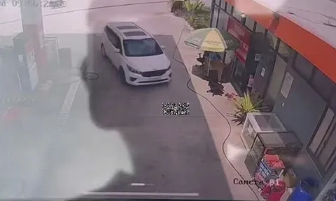 Bé gái gần 2 tuổi đáng nằm chơi ở cây xăng bị xe ôtô cán tử vong