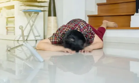 Người phụ nữ 57 tuổi đột ngột tử vong giữa đêm, "thủ phạm" đến từ món đồ quen thuộc đặt dưới chân