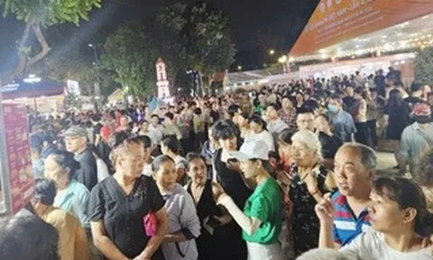 Hình ảnh ùn ùn đi thưởng thức bánh mì tại lễ hội ở trung tâm TPHCM tối 23-4