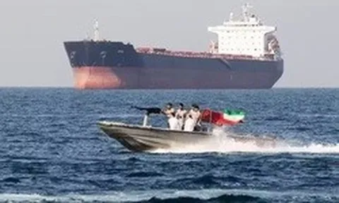 Hàng chục tỷ euro 'chìm đắm' ở eo biển Hormuz