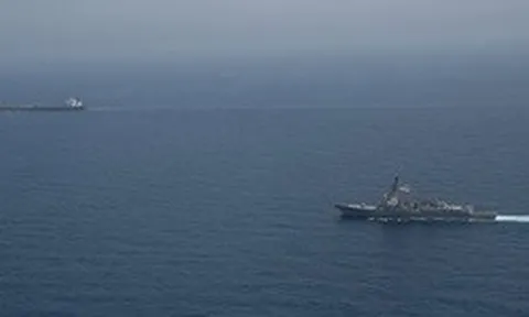 Hải quân Mỹ chặn tàu dầu “bóng tối” Iran, siết chặt phong tỏa