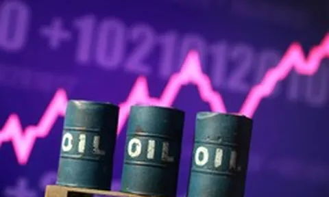 Eo biển Hormuz vẫn "cửa đóng then cài": Giá dầu nhảy vọt 2%, vàng quay đầu giảm sau chuỗi 4 tuần