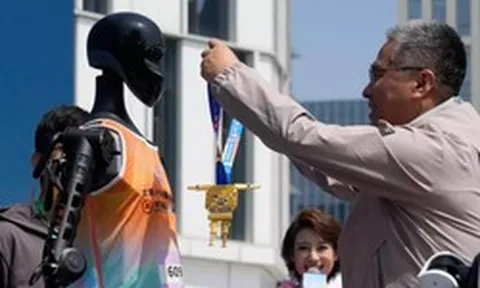 Tiến sĩ 46 tuổi thành tỷ phú USD nhờ công ty vô danh, nổi tiếng giới công nghệ khi giúp Robot đoạt huy chương vàng chạy marathon