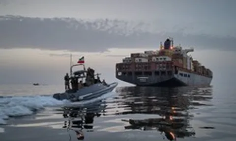 Quân đội Mỹ đổ bộ lên tàu chở hàng nghi đang đến cảng Iran