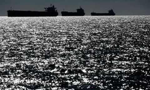 Từng thống trị đại dương, 1 nước NATO nay để hạm đội bóng tối Nga thách thức ngay sát bờ