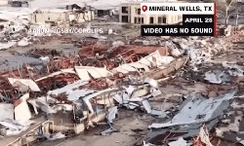 Lốc xoáy với sức gió 233 km/h "cuốn phăng" một thị trấn, nhiều người mất hết nhà cửa trong chớp mắt