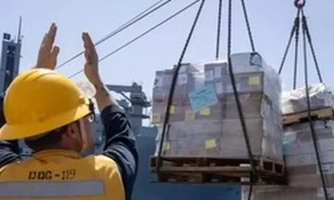 Tàu Hải quân Mỹ ở Trung Đông nhận hàng tiếp tế, xung đột chưa có dấu hiệu kết thúc
