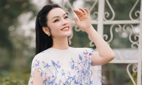 Nữ NSƯT là Phó giáo sư, khoe nhan sắc "hack tuổi' trong biệt thự đẹp như mơ