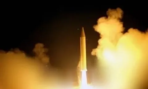 Iran tuyên bố tàu chiến Mỹ trúng hai tên lửa gần eo biển Hormuz, Washington lên tiếng
