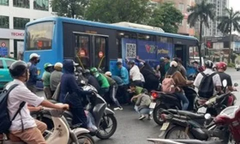 Thót tim khoảnh khắc hàng chục người nâng xe buýt cứu cô gái bị cuốn dưới gầm