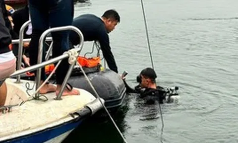 Vụ lật tàu hồ Thác Bà khiến 6 người mất tích: Thi thể nạn nhân nhỏ tuổi nhất được tìm thấy ở mũi tàu