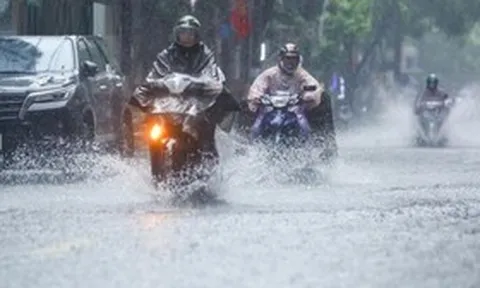Dự báo thời tiết 7/5: Gió mùa Đông Bắc tràn về, miền Bắc mưa dông kèm lốc sét, nguy cơ lũ quét cao