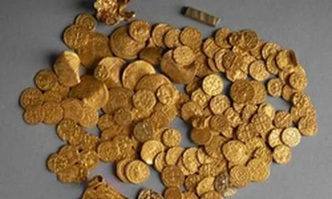 Phát hiện chiếc lon bí ẩn giữa rừng, mở ra thấy hàng trăm đồng xu vàng trị giá 8,6 tỷ đồng