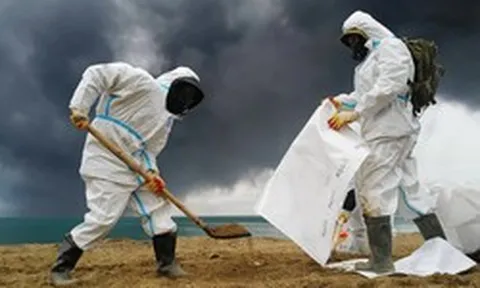 Ukraine tấn công dồn dập - 'Mưa đen' trút xuống nước Nga: Chuyên gia cảnh báo về thảm họa sinh thái