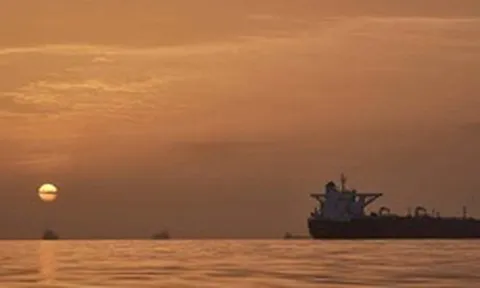 Iran hành động “gắt”, tàu hàng trúng đòn ở eo biển Hormuz