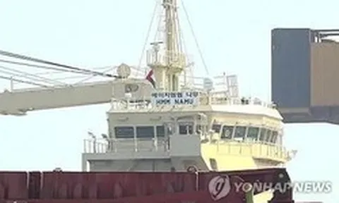 Hàn Quốc điều tra vụ tàu hàng trúng vật thể lạ ở eo biển Hormuz