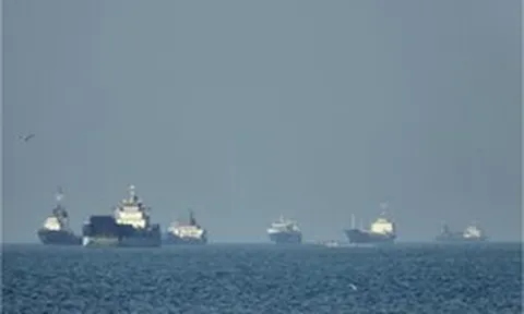 Siêu tàu chở dầu của Trung Quốc di chuyển qua eo biển Hormuz