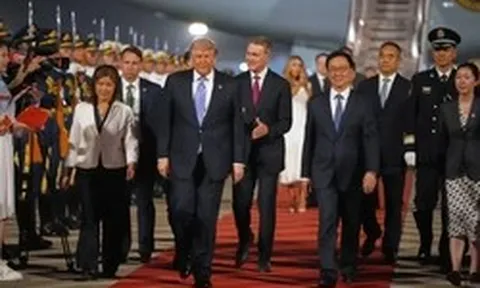 Trung Quốc trải thảm đỏ đón Tổng thống Trump ở sân bay Bắc Kinh