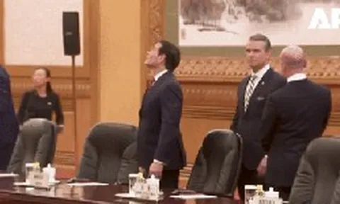 Ngoại trưởng Mỹ liên tục ngước nhìn 1 chi tiết trong Đại lễ đường Nhân dân: Điều gì đã gây tò mò?