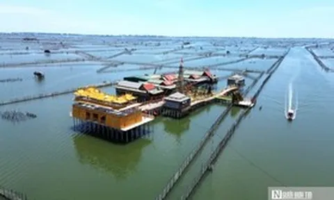 Ngắm mô hình cổng Ngọ Môn bằng tre độc đáo giữa hệ đầm phá lớn nhất Đông Nam Á