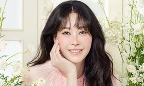 Hoa hậu Hà Kiều Anh khoe nhan sắc ngọt ngào đón tuổi 50