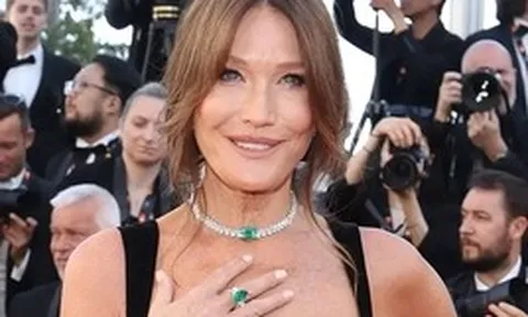 Cựu Đệ nhất phu nhân Pháp chiếm trọn thảm đỏ Cannes