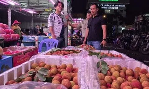 Cận cảnh chợ đầu mối Thủ Đức vào mùa trái cây, ngập sầu riêng, vải, mận