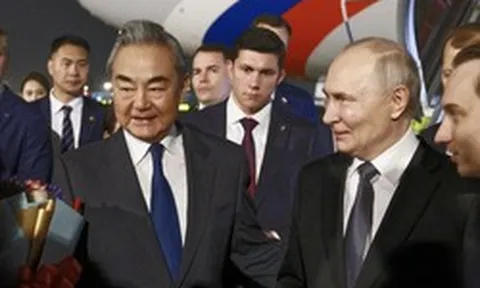 Ngoại trưởng Trung Quốc Vương Nghị ra sân bay đón Tổng thống Nga Putin