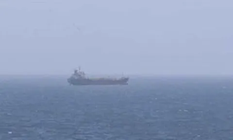 Mỹ lên tàu dầu Iran kiểm tra, eo biển Hormuz nóng rực