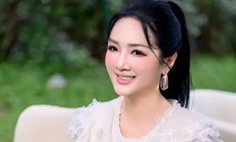 "Phú bà kín tiếng" của Vbiz: U60 "xin một vé về tuổi thơ"