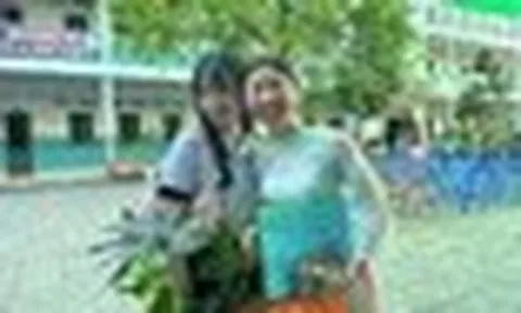 Con gái ca sĩ Thu Phượng năng nổ tiếp sức mùa thi