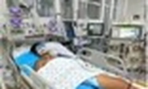 Nguy kịch vì chơi bóng giữa trời nắng nóng