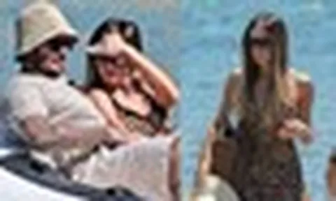 Paparazzi tóm dính Beckham tình tứ bên Victoria, nàng WAG U50 diện đầm xuyên thấu "đốt mắt" trên du thuyền triệu đô
