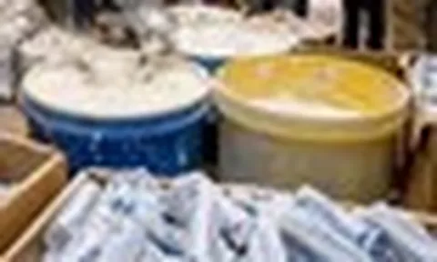 Nhận tin tình báo, công an đột kích một cơ sở sản xuất kem đánh răng Sensodyne giả mạo: Thu giữ 1.800 tuýp đã đóng gói và 130kg kem đang pha chế