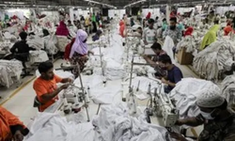 Nắng nóng 37 độ C, công nhân tại ‘thủ phủ may mặc’ phải làm việc mà không có quạt, điều hòa vì mất điện, thiệt hại ước tính lên tới 24 tỷ USD