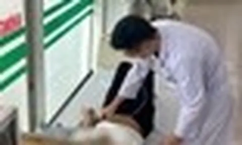 Choáng váng do trời nắng gắt, nam shipper đâm vào ô tô