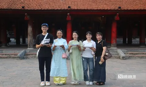 Sĩ tử Hà Nội đến Văn Miếu cầu may, giữ tinh thần thoải mái trước kỳ thi vào lớp 10