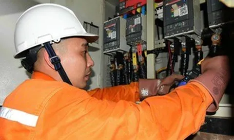 Một số nơi ở "chảo lửa" 40 độ C tại Hà Nội mất điện, người dân mang con tới nhà họ hàng "sơ tán"