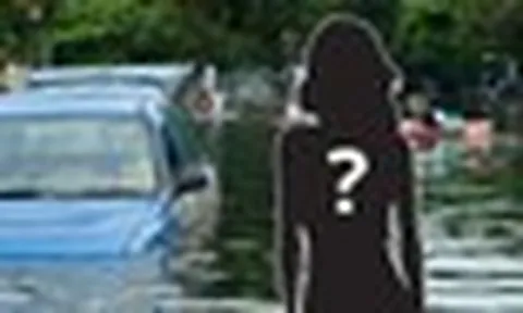Nữ ca sĩ bị bố bỏ rơi khi nợ hàng tỷ won, sống trong cảnh lũ ngập đến eo