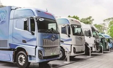 Phát hiện đội xe tải Trung Quốc với đầu kéo nặng 49 tấn, không dùng xăng cũng không cần sạc điện, âm thầm làm nhiệm vụ quan trọng