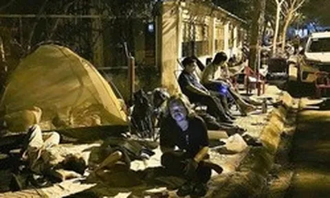Người dân mang chăn màn mua hồ sơ dự án NOXH CT-02, Công an Khánh Hòa giám sát