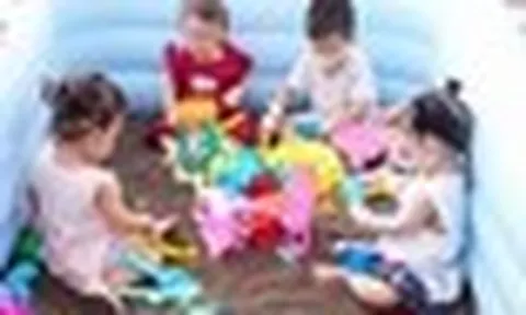 Mái tóc lơ thơ sau hóa trị và nụ cười rạng rỡ ngày 1/6 của cậu bé ung thư máu